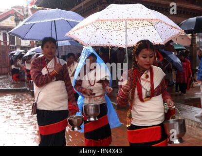 Kathmandu, Nepal. 16 Feb, 2019. Frauen aus Newar Gemeinschaft in traditionellen Trachten nehmen an der Prozession der Bhimsen Puja Feier in Lalitpur. Vor allem Menschen aus Newar Gemeinschaft Anbetung Gottheit Bhimsen für das Wohlergehen der Wirtschaft, Wohlstand und gutes Schicksal. Credit: Archana Shrestha/Pacific Press/Alamy leben Nachrichten Stockfoto