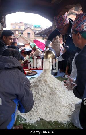 Kathmandu, Nepal. 16 Feb, 2019. Leute von newar Gemeinschaft Angebote für Herrn Bhimsen während der Prozession der Bhimsen Puja Feier in Lalitpur. Vor allem Menschen aus Newar Gemeinschaft Anbetung Gottheit Bhimsen für das Wohlergehen der Wirtschaft, Wohlstand und gutes Schicksal. Credit: Archana Shrestha/Pacific Press/Alamy leben Nachrichten Stockfoto