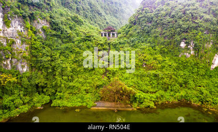 Tempel im Dschungel über dem Fluss, mit dem Boot erreicht, Ökotourismus Trang eine Bootstour, Ninh Binh, Vietnam Stockfoto