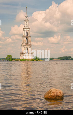 Die Kalyazin Glockenturm (überflutet Wachturm), Teil der überfluteten Kloster St. Nikolaus über die Gewässer der Uglich Reservoir an der Wolga. Tv Stockfoto