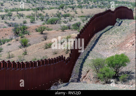 Uns Grenzzaun zu Mexiko Grenze, Poller Personensperre, von US-Seite in abgelegenen bergigen Mexikanischen Gelände, östlich von Nogales Arizona, April 2018 Stockfoto