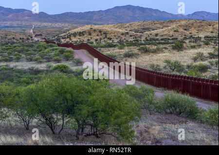 Uns Grenzzaun zu Mexiko Grenze, Poller Personensperre, von US-Seite in den mexikanischen Bergen, östlich von Nogales Arizona, April 2018 gesehen Stockfoto