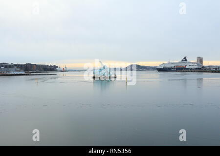 Oslo, Norwegen - 30. Dezember 2018: Sie liegt, Skulptur schwimmend im Wasser des Ozeans neben der Oper von Oslo, Norwegen. Stockfoto