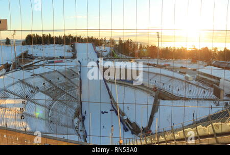 Oslo, Norwegen - 30. Dezember 2018: Holmenkollbakken ist eine große Sprungschanze am Holmenkollen in Oslo, Norwegen. Stockfoto