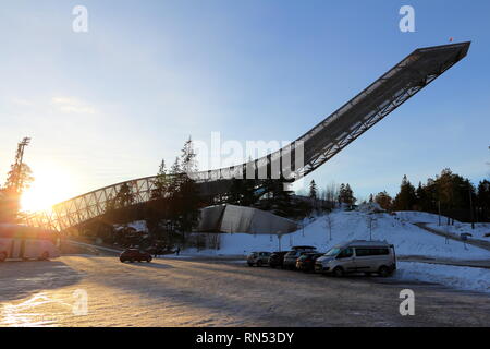 Oslo, Norwegen - 30. Dezember 2018: Holmenkollbakken ist eine große Sprungschanze am Holmenkollen in Oslo, Norwegen. Stockfoto