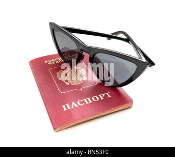 Russischer Reisepass und Sonnenbrille auf weißem Hintergrund. Nahaufnahme. Travel Concept. Stockfoto