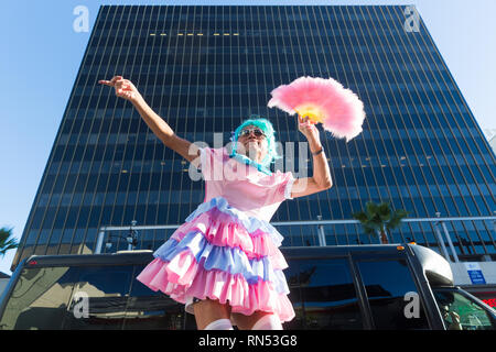 Performer tanzen in extravaganten Pastell Kostüm auf dem Hollywood Walk of Fame in Los Angeles, Kalifornien. Stockfoto