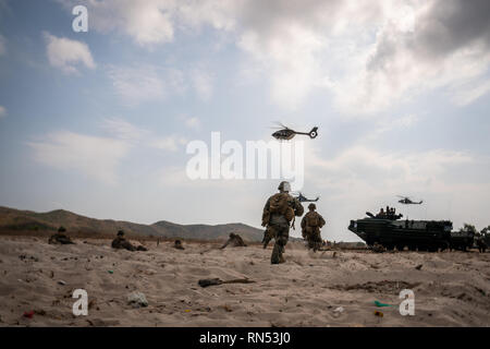 Royal Thai, der Republik Korea und US-Marines Verhalten ein amphibisches Übung während der Übung Cobra Gold zum Hat Yao Strand, Sattahip, Königreich Thailand, Feb 16, 2019. Cobra Gold zeigt das Engagement des Königreichs Thailand und den Vereinigten Staaten zu unseren langjährigen Allianz, fördert regionale Partnerschaften und Vorschüsse Sicherheitszusammenarbeit im Indo-pazifischen Region. Die Marines sind mit Bataillon Landung Team, 1.BATAILLON, 4. Marine Regiment. (U.S. Marine Corps Foto: Staff Sgt. Matthew J. Bragg) Stockfoto