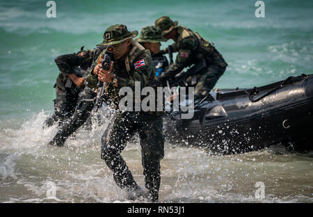 Royal Thai Aufklärung Marines Sturm einen Strand während einer amphibischen Angriff Übung als Teil der Übung Cobra Gold zum Hat Yao Strand, Sattahip, Königreich Thailand, Feb 16, 2019. Cobra Gold zeigt das Engagement des Königreichs Thailand und den Vereinigten Staaten zu unseren langjährigen Allianz, fördert regionale Partnerschaften und Vorschüsse Sicherheitszusammenarbeit im Indo-pazifischen Region. (U.S. Marine Corps Foto: Staff Sgt. Matthew J. Bragg) Stockfoto