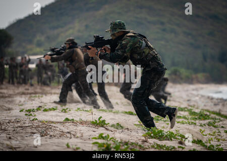 Royal Thai, der Republik Korea und den USA Aufklärung Marines Sturm einen Strand während einer amphibischen Angriff Übung als Teil der Übung Cobra Gold zum Hat Yao Strand, Sattahip, Königreich Thailand, Feb 16, 2019. Cobra Gold zeigt das Engagement des Königreichs Thailand und den Vereinigten Staaten zu unseren langjährigen Allianz, fördert regionale Partnerschaften und Vorschüsse Sicherheitszusammenarbeit im Indo-pazifischen Region. (U.S. Marine Corps Foto: Staff Sgt. Matthew J. Bragg) Stockfoto