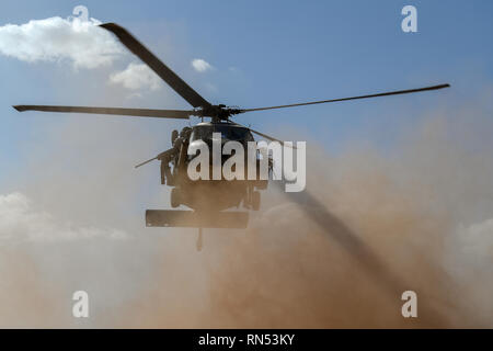 Ein US Air Force HH-60G Pavehawk Hubschrauber zur 303Rd Expeditionary Rescue Squadron zugeordnet, eingesetzt zur Unterstützung der Combined Joint Task Force - Horn von Afrika (CJTF-HOA), nimmt für den Bereich Ausbildung in Ostafrika, durchgeführt. Feb 9, 2019. CJTF-HOA ist eine multinationale Anstrengung für die Zusammenarbeit, die Bekämpfung des gewalttätigen Extremismus und Freizügigkeit in Ostafrika aktivieren, um amerikanische Interessen und unterstützen regionale Bemühungen zu verteidigen. (U.S. Air Force Foto: Staff Sgt. Corban D. Lundborg) Stockfoto