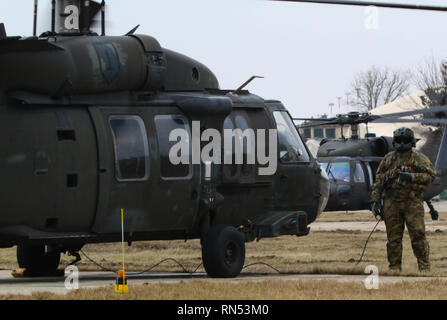 Ein UH-60 Blackhawk Mannschaft Leiter mit 3 Kampfhubschrauber Bataillon, 1 Aviation Regiment, 1 Combat Aviation Brigade, 1 Infanterie Division in Fort Riley, Kansas Radios seinen Flug nach Mihail Kogalniceanu Air Base, Rumänien anreisen, am 15. Februar 2019. Die Luftfahrt ist in Osteuropa Atlantic lösen, eine gemeinsame und multinationalen Engagement Bereitschaft zu errichten und die Bindung zwischen NATO-Partnerstaaten zu unterstützen. Stockfoto