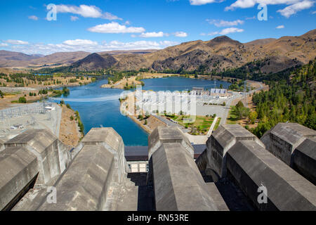 Der Blick auf die konkreten Leitungen an das Kraftwerk in Benmore Damm, Waitaki Valley, Neuseeland gehen Stockfoto