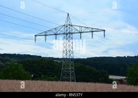 Elektrische Pylon im Land Stockfoto