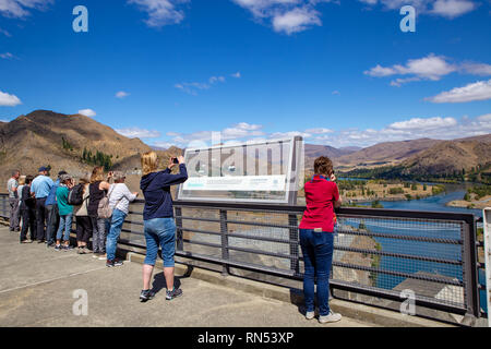 Benmore Damm, Waitaki Valley, Neuseeland, 16. Februar 2019: Touristen nehmen Fotos der Landschaft von der Oberseite des Dam Stockfoto