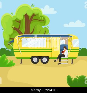 Retro Haus auf Rädern für unterwegs. Reisen mit dem Auto. Vektor flachbild Abbildung. Reisemobil in einem Wald. Stock Vektor