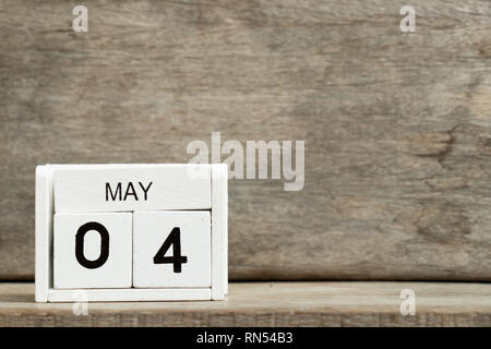 Weißer block Kalender vorhanden Datum 4 und Monat Mai auf Holz Hintergrund Stockfoto