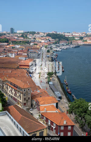 Der Bezirk von Vila Nova de Gaia auf dem Douro in Porto, Portugal, dem berühmten Hafen Häuser der Stadt. Stockfoto