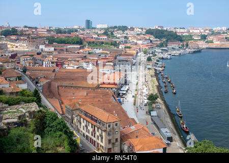 Der Bezirk von Vila Nova de Gaia auf dem Douro in Porto, Portugal, dem berühmten Hafen Häuser der Stadt. Stockfoto