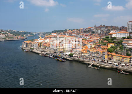 Farbenfrohe Gebäude der Ribeira Viertel von Porto, Portugal. Die cais da Ribeira riverfront Promenade ist besonders beliebt bei Touristen Stockfoto