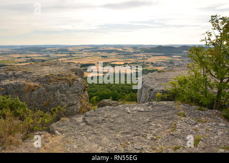 Blick auf den Tafelberg STAFFELBERG in der Nähe der Stadt Bad Staffelstein, Bayern, der Region Oberfranken, Deutschland Stockfoto