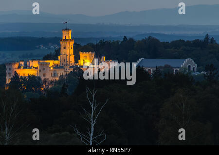 Detail des Schloss Hluboka Nad Vltavou in der Nacht mit Beleuchtung Stockfoto