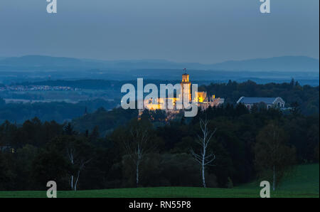 Schloss Hluboka Nad Vltavou in der Nacht mit Beleuchtung Stockfoto