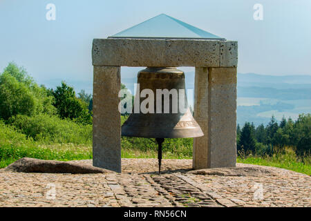 Große Glocke im Dorf Hojna Voda, Tschechische Republik Stockfoto