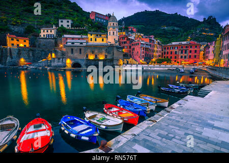 Fantastische reisen und touristische Destination. Erstaunlich stadtbild am Abend mit bunten mediterranen Gebäude und hölzerne Fischerboote im Hafen, Ver Stockfoto