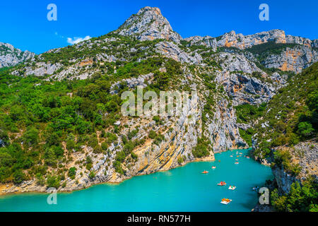 Berühmte Erholung im Freien Platz mit Boote, Kajaks und Kanus. Sommer Urlaub mit Blick auf den See und die hohen Klippen in Verdon, Provence, Frankreich, Stockfoto