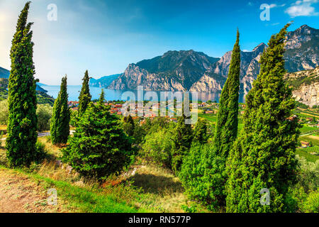 Super Sommer Urlaub mit dem Gardasee und hohe Berge, Torbole, Italien, Europa Stockfoto