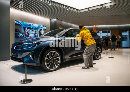 Ein chinesischer Mann blickt auf den Byton M-Byte-Prototyp in der ersten Byton Ort concept store in Shanghai, China. Die neue EV-Start erwartet, Star Stockfoto