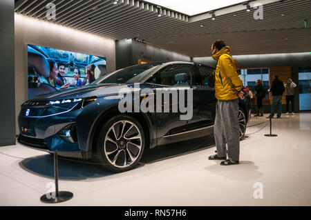 Ein chinesischer Mann blickt auf den Byton M-Byte-Prototyp in der ersten Byton Ort concept store in Shanghai, China. Die neue EV-Start erwartet, Star Stockfoto