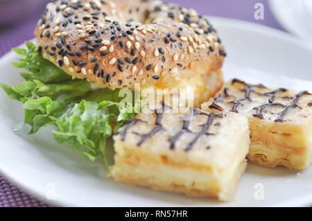 Brot oder Kuchen mit Schokolade und Käse burger Dish Stockfoto