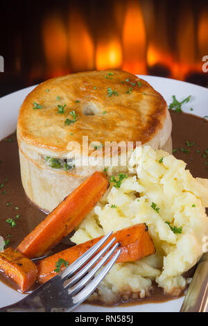 Hausgemachte Huhn und Schinken Fleischpastete mit Karotte, Kartoffelbrei und Soße. Stockfoto