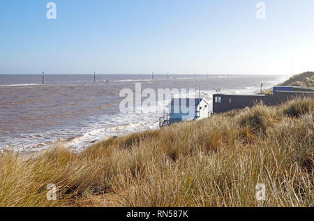 Ein Blick auf das Meer von den Sanddünen mit freiwilliger Rettungs- und Rettungsschwimmer Stationen an der Küste von Norfolk auf See Palling, Norfolk, England, UK, Europa. Stockfoto