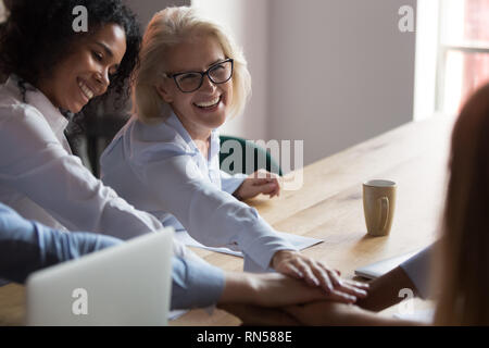 Freundlich diverse Leute ihre Hände Stack zusammen bringen Unterstützung und Einheit Stockfoto