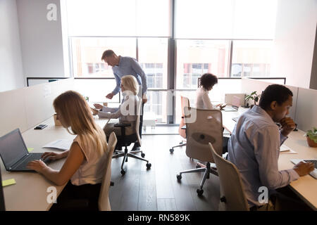 Fünf verschiedene Mitarbeiter in Coworking Space Stockfoto