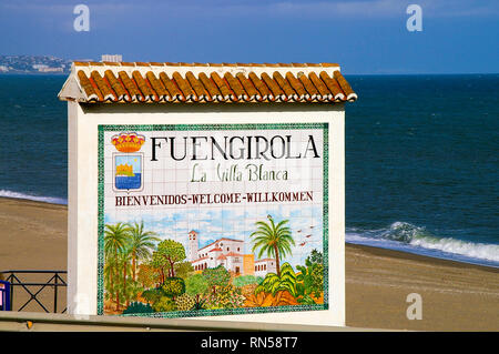 Anmelden Willkommen in Fuengirola an der Costa del Sol in der Provinz Málaga in der Autonomen Region Andalusien im Süden Spaniens. Fliesen- Mosaik Stockfoto