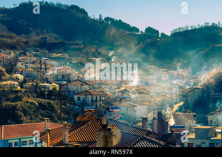 Raucht aus Holz öfen über ein traditionelles Bergdorf Xanthi. Stockfoto