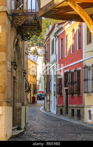 Malerische schmale Gasse und neoklassischen Gebäuden, Merkmale, die in der Altstadt von Xanthi. Stockfoto