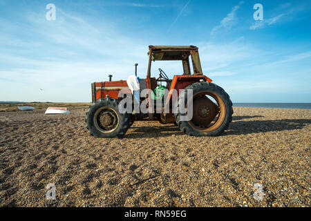 Alte Classic Red farm Traktor auf einem Kieselstrand Stockfoto