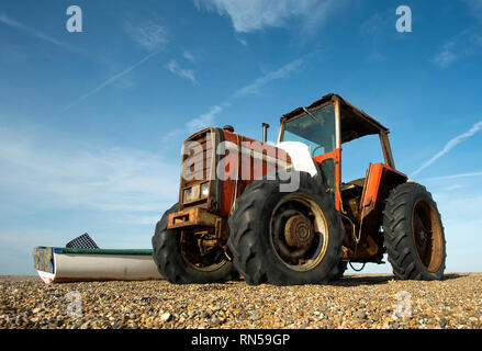 Alte Classic Red farm Traktor auf einem Kieselstrand Stockfoto