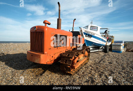 Verfolgt bulldozer fahren mit einem Boot auf einem Kieselstrand Stockfoto