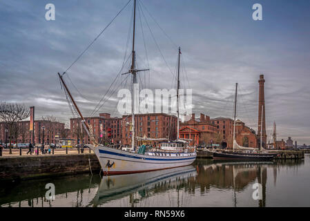 Segelschiffe im Hafen in der Canning dock Teil der Royal Albert Dock Komplex an der Liverpool pierhead. Stockfoto