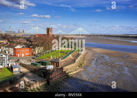 Den Fluss Mersey Gateway Bridge aus dem alten Queensway Brücke gesehen. Stockfoto