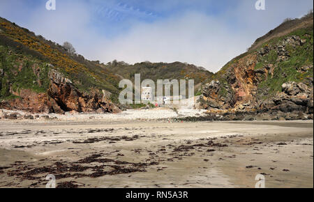 Martello Festung Turm auf einem Sandstrand an der Südküste von Guernsey im Englischen Kanal Inseln Stockfoto