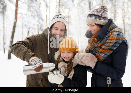 Happy Family Tee trinken Winter Stockfoto