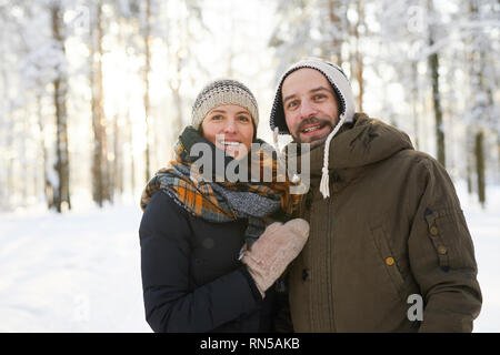 Nach Paar im Winter Wald Stockfoto