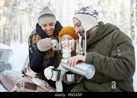 Familie trinken Kakao im Park Stockfoto